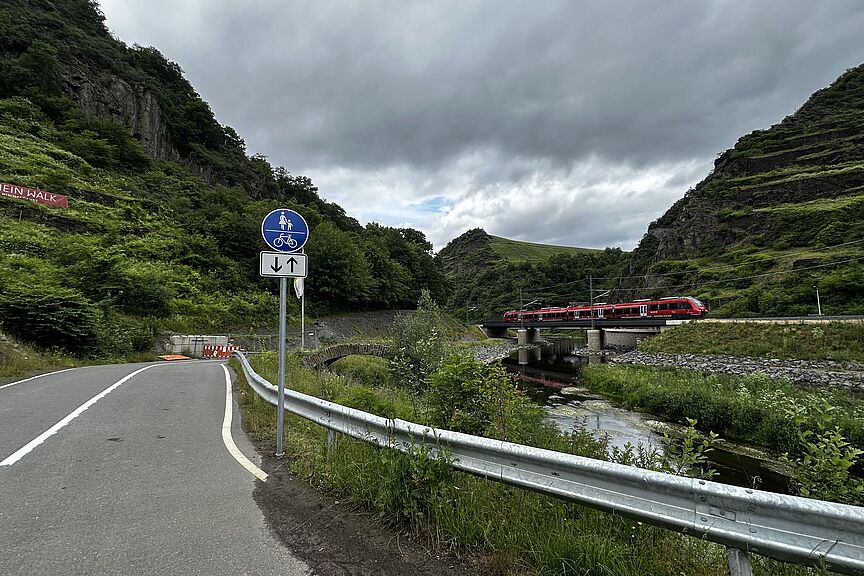 Ahrtal Radweg Neuer geteilter Radweg entlang der Bahnstrecke Ahrtal