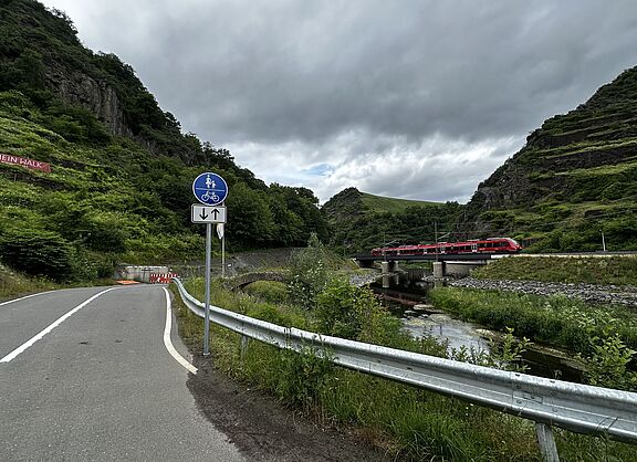 Neuer geteilter Radweg entlang der Bahnstrecke Ahrtal