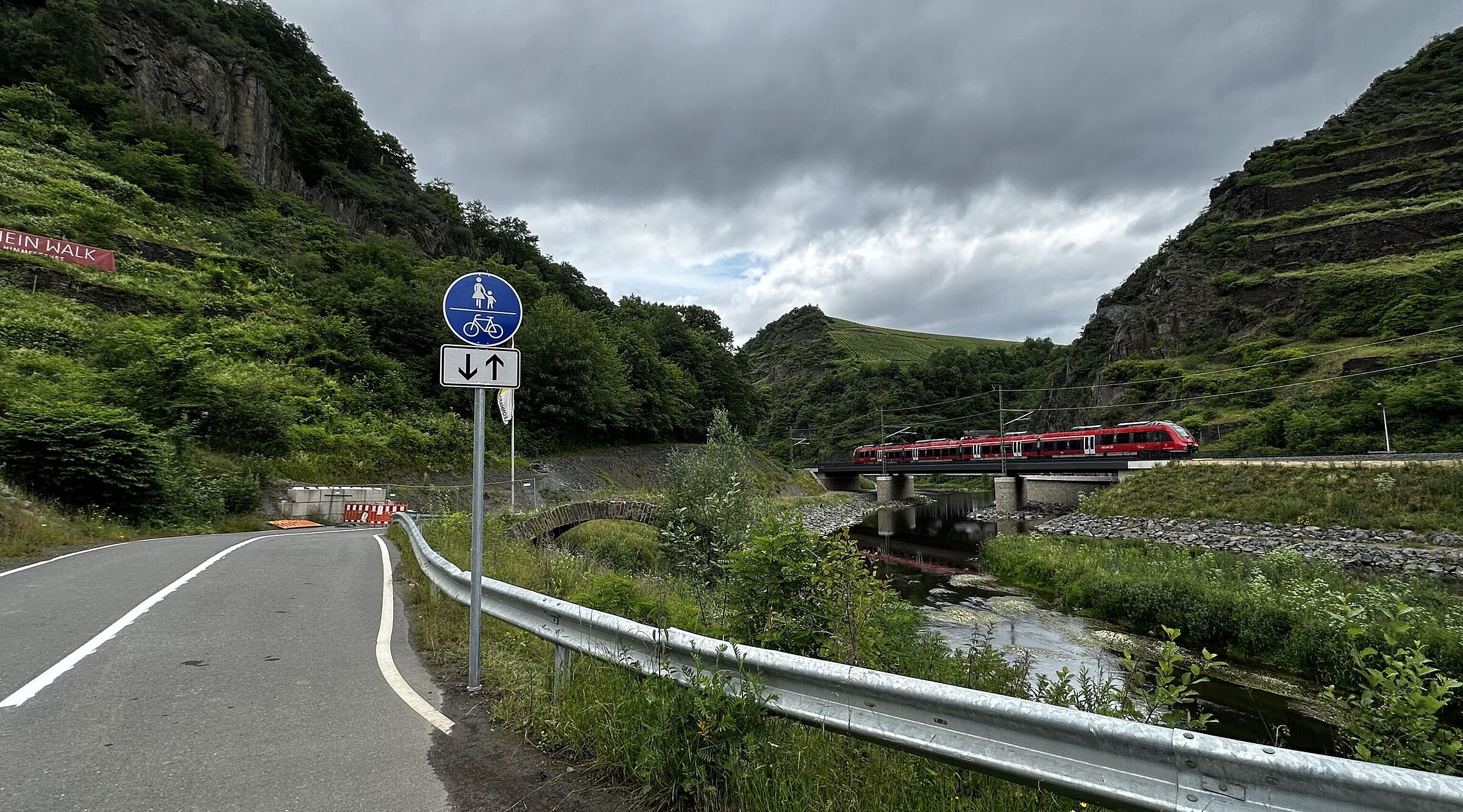 Neuer geteilter Radweg entlang der Bahnstrecke Ahrtal