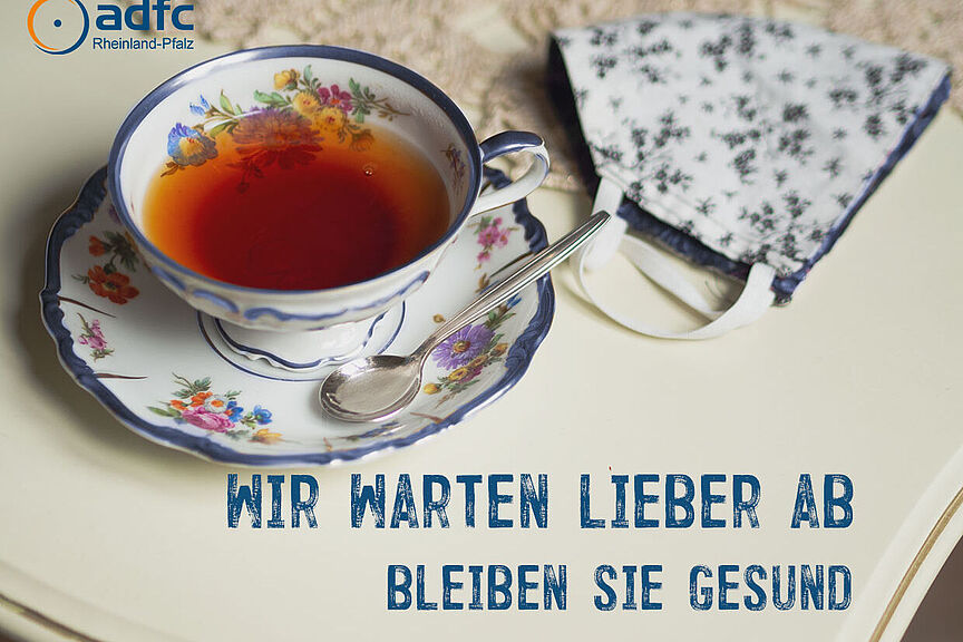 Postkarte zur Vershiebung der Jahreshauptversammlung Postkarte mit Teetasse und Alltagsmaske. Wir warten lieber ab, bleiben Sie gesund