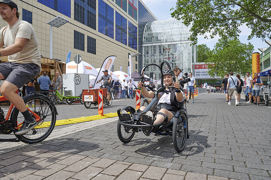 Kristina Vogel fährt ihr neues Hands on Bike