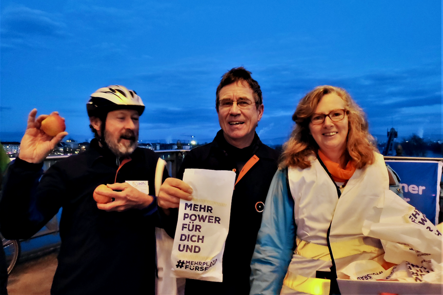 Kreppel_Bruecke.png Wir verteilen Kreppel beim Winter-Bike-to-Work-Day 10.02.2023