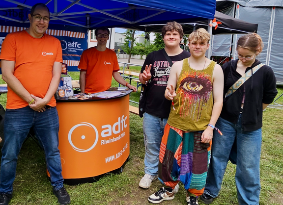 Clemens Langhans am Stand des ADFC Mainz-Bingen beim Open Ohr Festival 2025 auf der Zitadelle in Mainz mit interessierten Besuchern