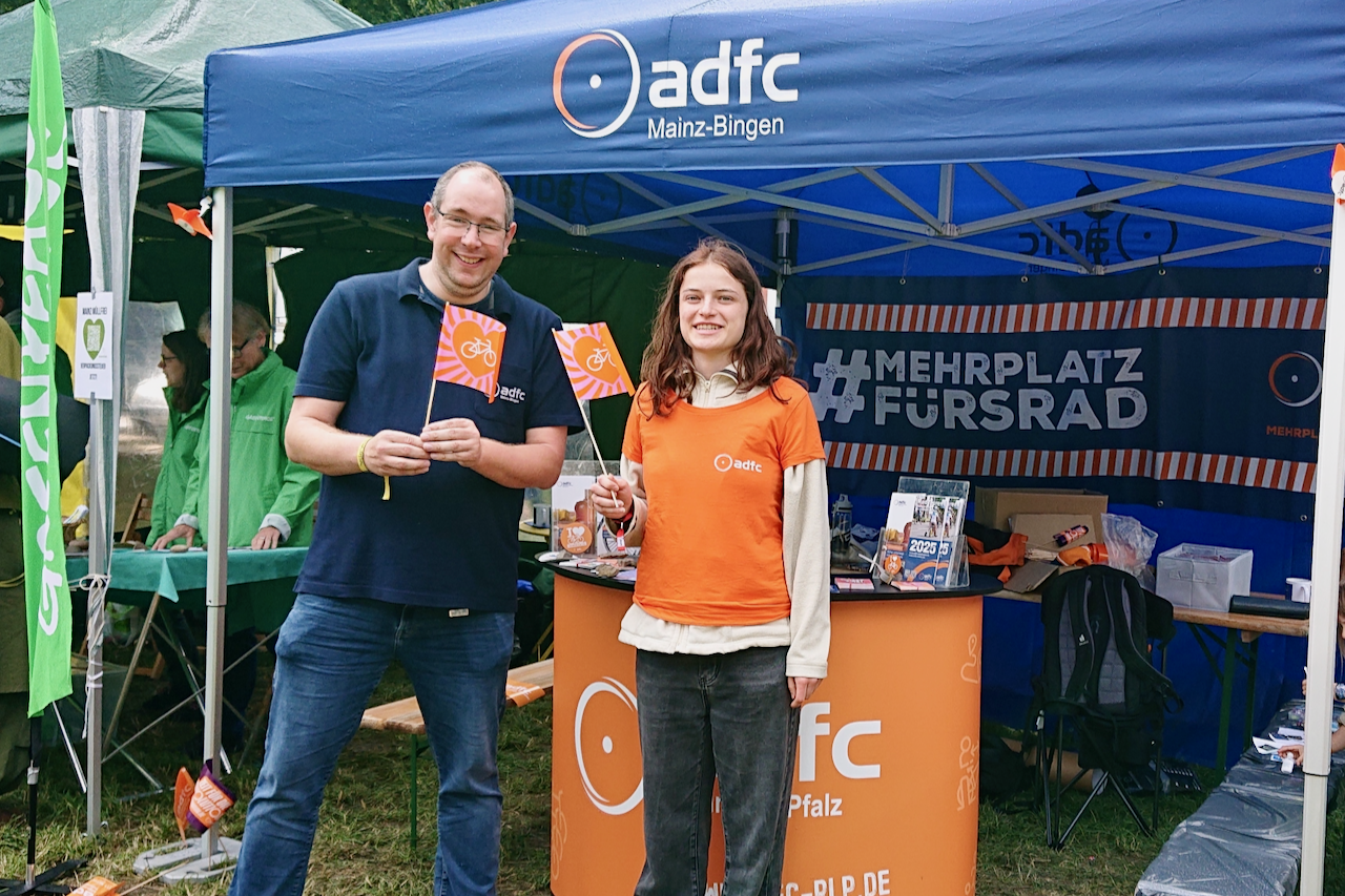 Clemens Langhans mit Besucherin des ADFC-Infostands beim Open Ohr Festival