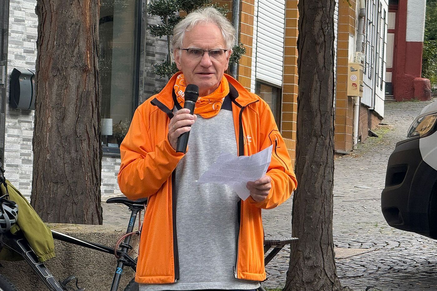 Rolf Pinckert, ADFC Mainz-Bingen, redet auf der Fahrraddemo am 27.09.2025 in Bingen
