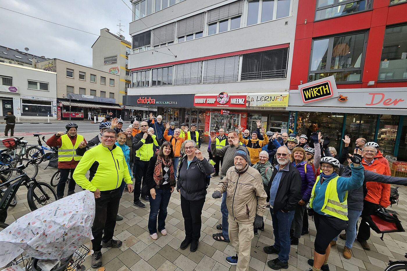 2025-10-11_Muensterplatz_Gruppe1.jpg Die Teilnehmer der Jubiläumsfeier treffen sich am Münsterplatz für die Radtouren und dem Spaziergang