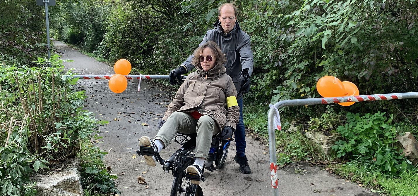 2024-10-13_Amiche-Drängelgitter_Spezialrad.jpg Spezialrad versucht, am Drängelgitter auf dem Amiche-Radweg vorbeizukommen