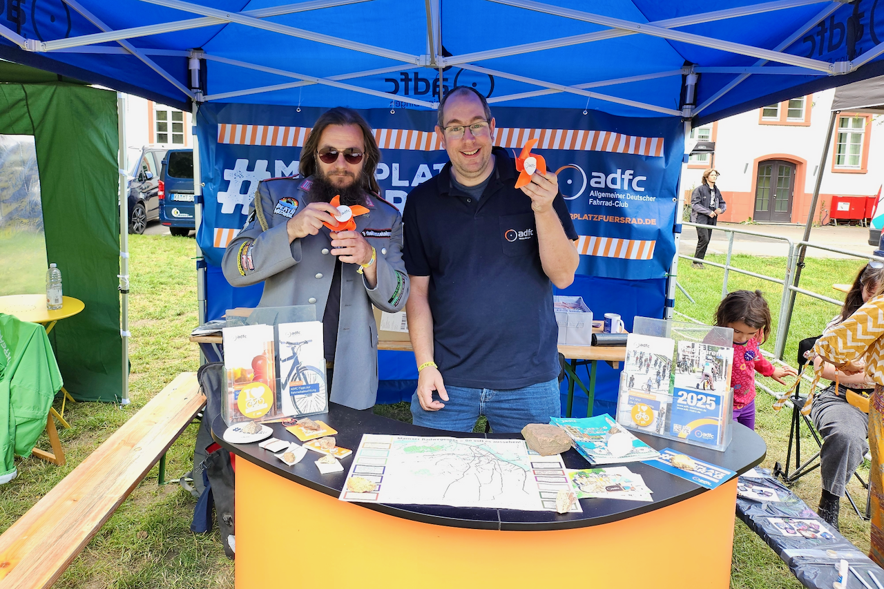 Infostand mit Besetzung - so können wir Fragen beantworten