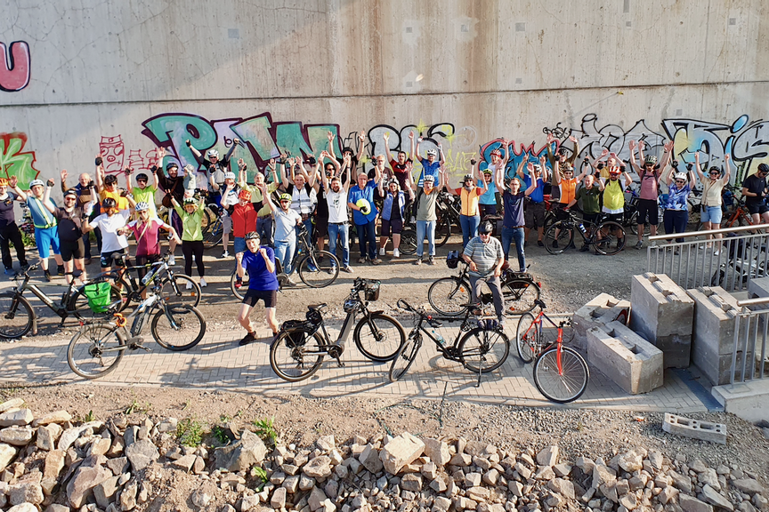 2025-06-10_PM_SchiersteinerBruecke.png Radelnde auf der Mainzer Seite der Schiersteiner Brücke mit den Betonblöcken am Brückenaufgang