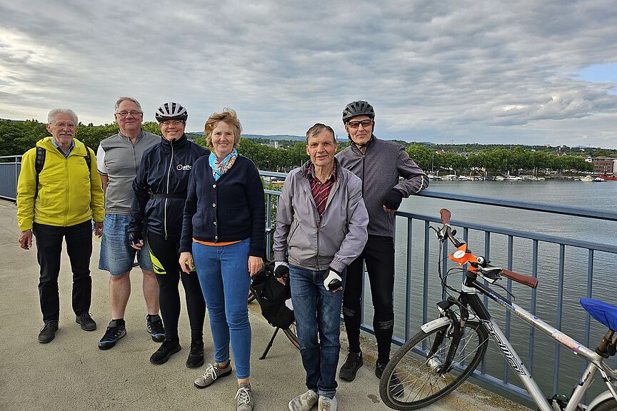 2025-05-26_Hafentour.jpg Teilnehmer der Feierabend-Radtour "Hafenrundfahrt zwischen Mainz und Schierstein"