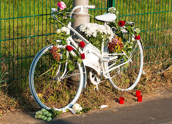 Ghostbike zur Erinnerung an im Straßenverkehr getötete Radfahrende