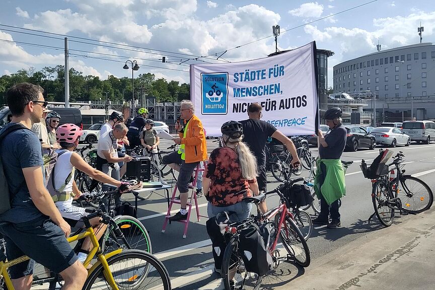 2023-06-15_DemoAlicenbrueckeRolf.jpg Rolf Pinckert (ADFC Mainz-Bingen) spricht bei der Demo auf der Alicenbrücke am 16.06.2023