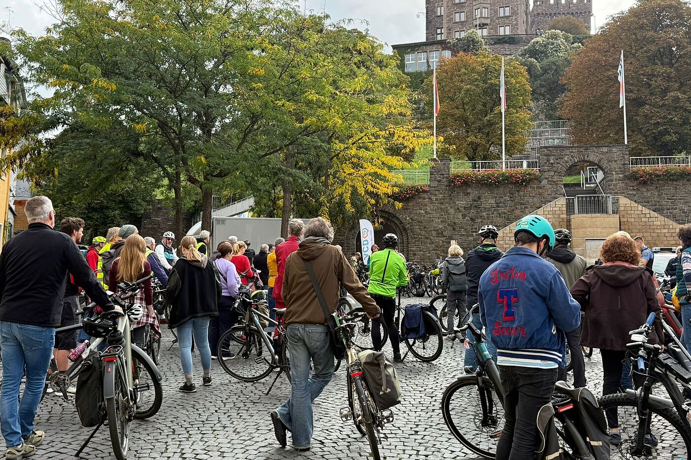 Start der Fahrraddemo auf dem Neffplatz in Bingen