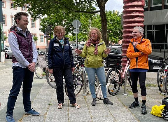 Ansgar Kundinger, Fahrradbeauftragte der Stadt Mainz, mit Amelie Döres, ADFC Mainz-Bingen, Janina Steinkrüger, Verkehrsdezernentin der Stadt Mainz, und Rolf Pinckert, ADFC Mainz-Bingen (v.l.n.r.)