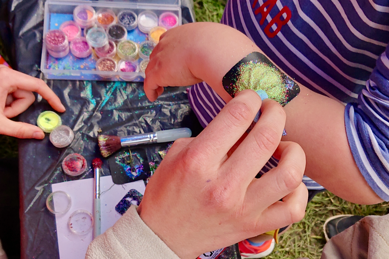 Glitzertattoos waren der Renner bei jungen Besuchern