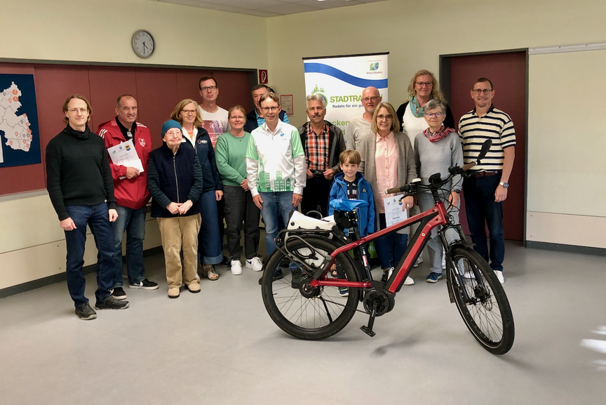 2023_11_04-Stadecken.png Siegerehrung des Stadtradelns Stadecken-Elsheim 2023 mit Amelie Döres, ADFC Mainz-Bingen (4.v.l.)