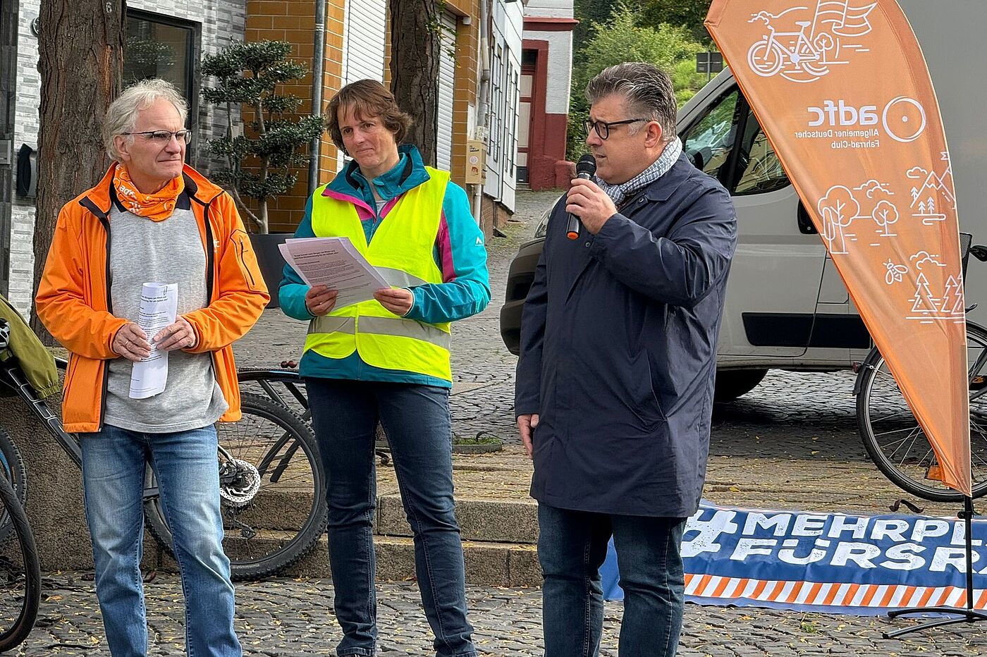 Rolf Pinckert (ADFC Mainz-Bingen); Claudia Kunz (VCD) und Ulrich Mönch (Bürgermeister der Stadt Bingen) auf der Fahrraddemo (v.l.)
