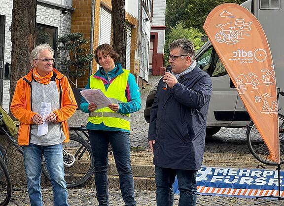 Rolf Pinckert (ADFC Mainz-Bingen); Claudia Kunz (VCD) und Ulrich Mönch (Bürgermeister der Stadt Bingen) auf der Fahrraddemo (v.l.)