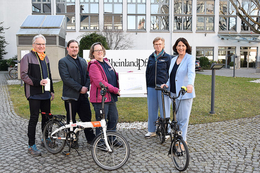 2025-04-03_ADFC_Zertifikatsuebergabe_MWVLW-RLP.jpg Übergabe des Zertifikats "Fahrradfreundlicher Arbeitgeber" and Staatsministerin Daniela Schmitt vom Verkehrsministerium RLP