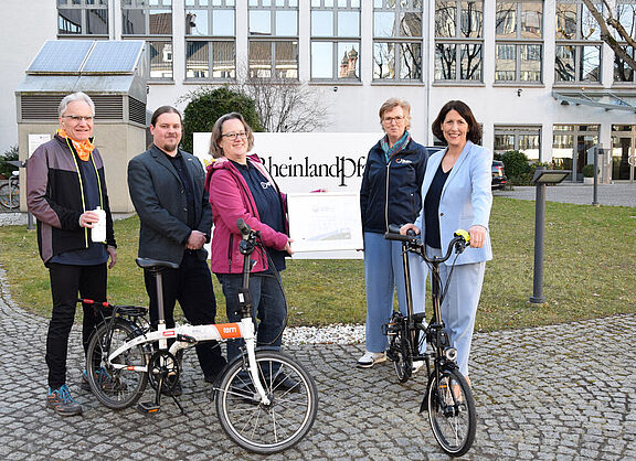 Übergabe des Zertifikats "Fahrradfreundlicher Arbeitgeber" and Staatsministerin Daniela Schmitt vom Verkehrsministerium RLP