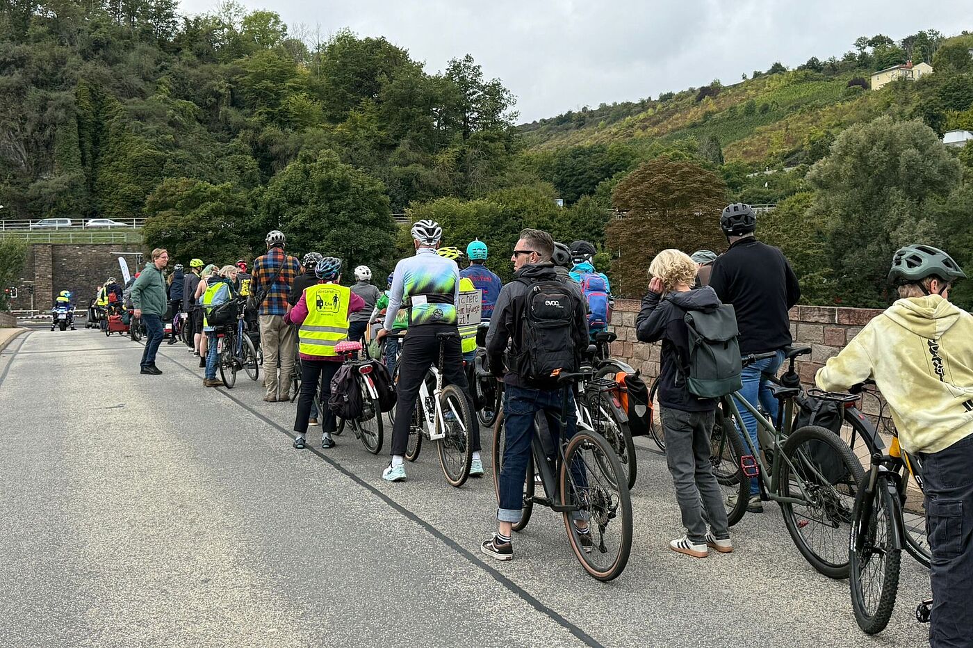 Teilnehmer der Fahrraddemo auf der Drususbrücke in Bingen - man sieht deutlich den wenigen Raum für Radfahrende