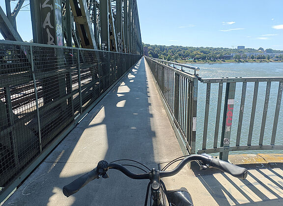 Fahrrad auf der Laubenheimer Eisenbahnbrücke