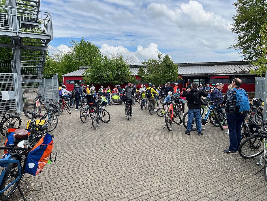 Treffen vor der Demonstration Kidical Mass am 4.5.2024 in Montabaur unterwegs