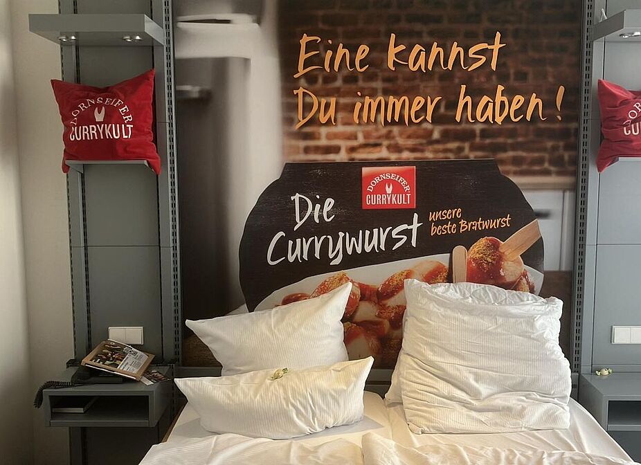 Currywurstbett Zimmer mit Currywurst im Foodhotel