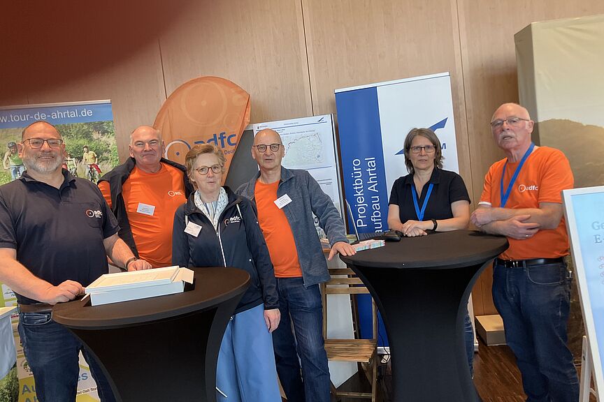 Team des ADFC Kreis Ahrweiler mit Silke Rothenberger (LBM), Amelie Döres und Gerd Engel bei der Rad und Freizeit Siegburg Team des ADFC Kreis Ahrweiler mit Silke Rothenberger (LBM), Amelie Döres und Gerd Engel bei der Rad und Freizeit Siegburg