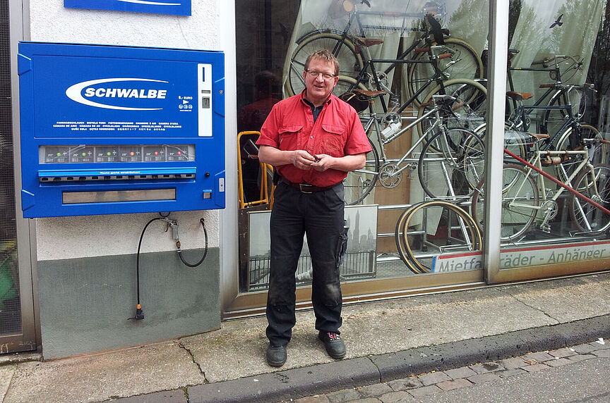 gruner_schlauchautomat Andreas Grunder vor seinem Schlauchautomaten