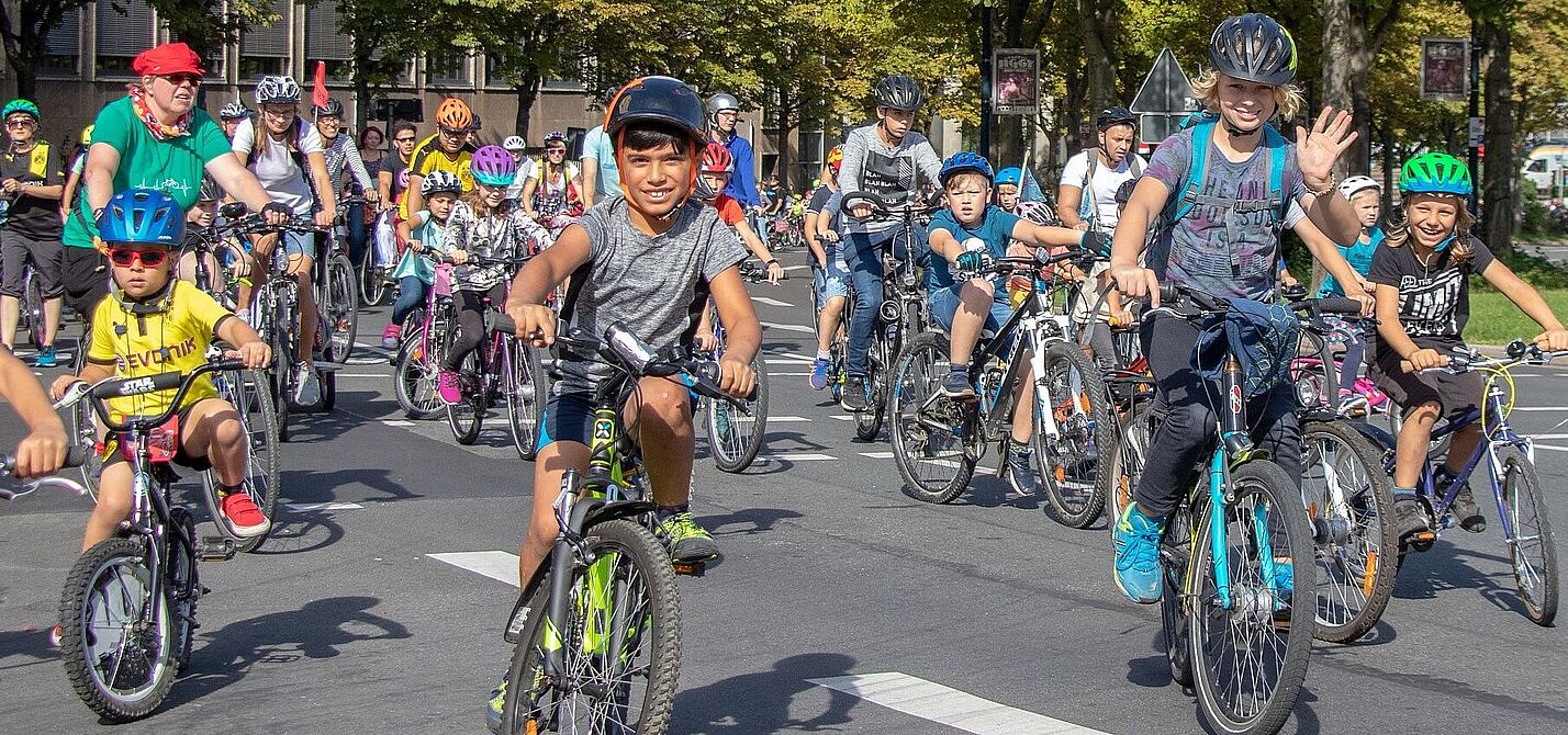 Kidical Mass Kinder auf Fahrrädern bei der Kidical Mass