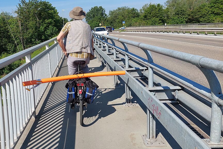 Brücke B9 Neuhofen Limburgerhof Fahrradfahrer mit Schwimmnudel Brücke B9 Neuhofen Limburgerhof