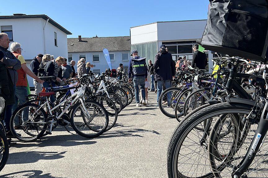 Monz Viele Räder beim Radmarkt im Innenhof von Monz Fahrradwelten