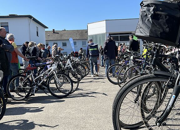 Viele Räder beim Radmarkt im Innenhof von Monz Fahrradwelten