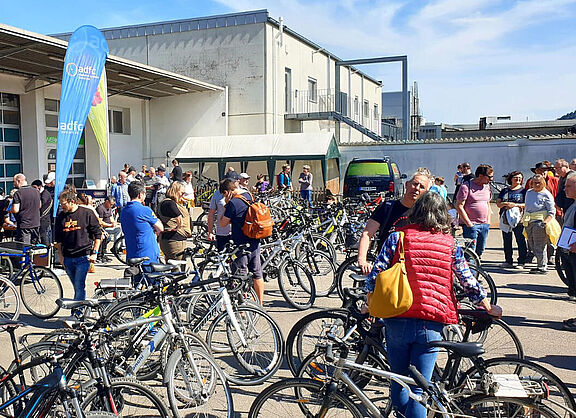 Verkauf und Kauf von Rädern auf einem Radmarkt