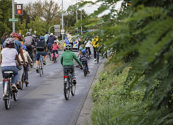 Radfahrende auf der Kidical Mass Radtour