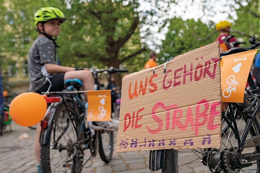 Kidcial Mass Anzeigenmotiv Kind mit Fahrrad und Protestschild