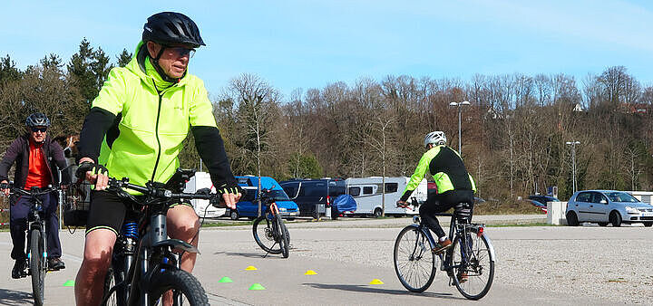 Fahrradparcour mit farbigen Kegeln und Radfahrer